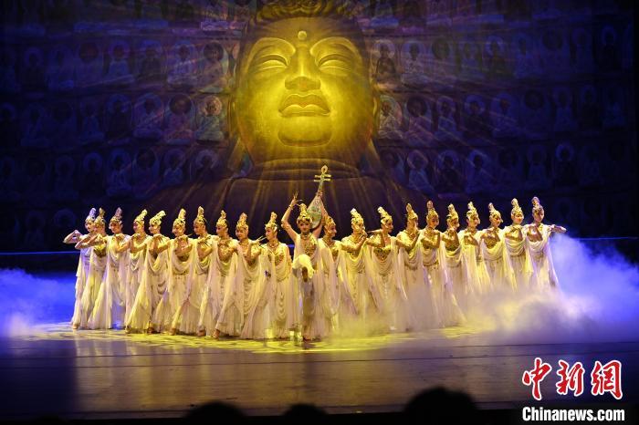 7月18日晚，中國(guó)經(jīng)典舞劇《絲路花雨》在甘肅蘭州黃河劇院演出。李亞龍 攝