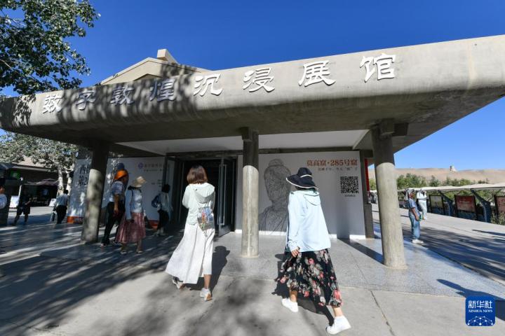 7月22日，游客排隊(duì)進(jìn)入“尋境敦煌——數(shù)字敦煌沉浸展”場館。新華社記者 郎兵兵 攝</p>
<p>