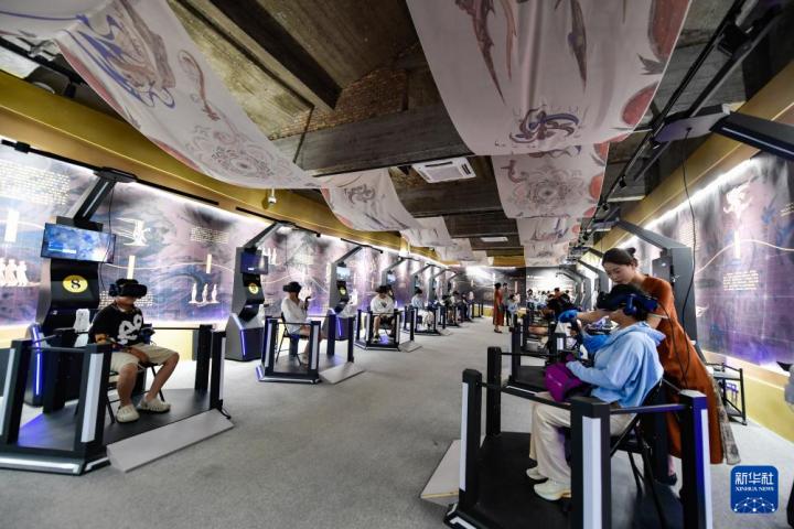 7月22日，游客線下體驗(yàn)“尋境敦煌——數(shù)字敦煌沉浸展”。新華社記者 郎兵兵 攝</p>
<p>