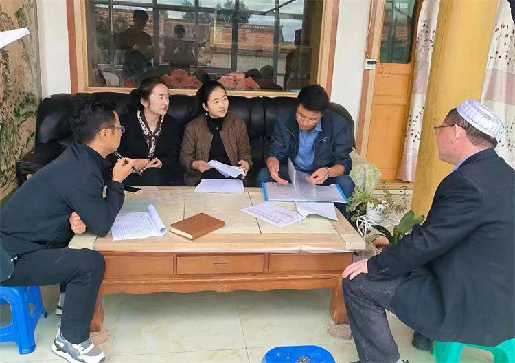 臨潭縣卓洛鄉(xiāng)紀(jì)委工作人員在下園子村農(nóng)戶家中了解在發(fā)放大病救助補(bǔ)助資金中是否存在落實(shí)不及時(shí)、不到位等作風(fēng)方面的問(wèn)題。.jpg