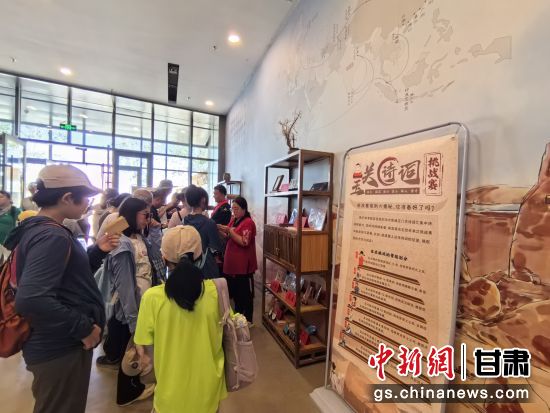 近日，玉門關(guān)遺址景區(qū)開啟了一場精彩紛呈的玉關(guān)詩詞挑戰(zhàn)賽，吸引眾多游人參與其中。玉門關(guān)遺址景區(qū)供圖