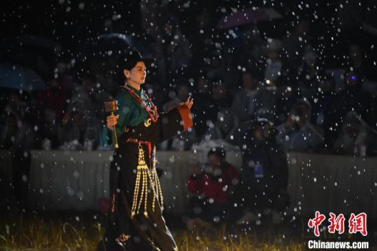 圖為2024年8月6日晚大賽現(xiàn)場模特進行比賽。李亞龍 攝