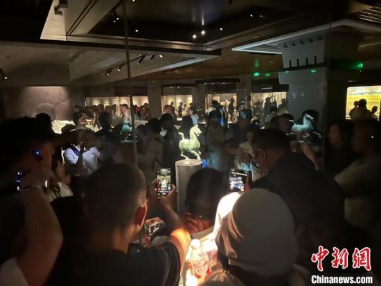 8月17日至23日，“濃濃民族情 兩岸一家親”臺灣同胞參訪團甘肅行交流活動在甘肅展開。圖為臺胞參觀甘肅省博物館。中新社記者 閆姣 攝
